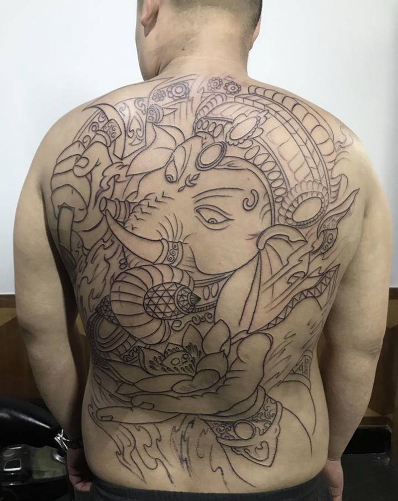 线条纹身图片_背部新传统纹身图案