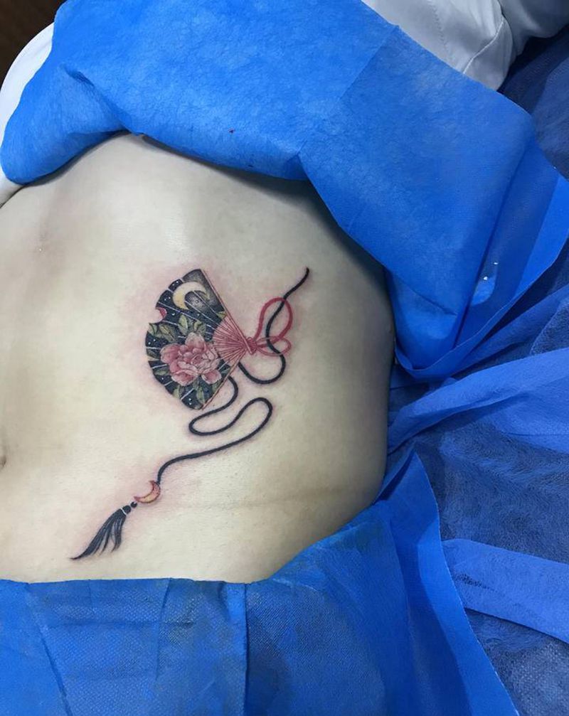 折扇纹身图片_腹部新传统纹身图案