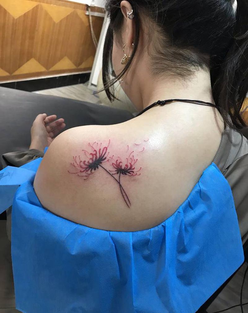 彼岸花纹身图片_肩部水彩纹身图案