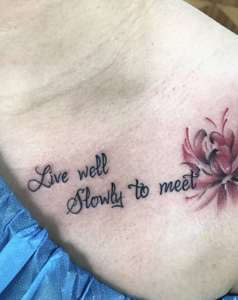 小清新彼岸花纹身图片_胸部水彩花体字纹身图案