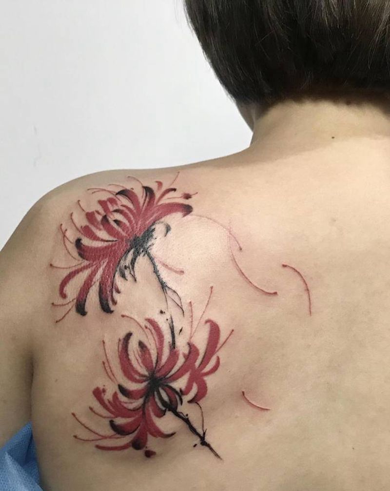 彼岸花纹身图片_肩部水彩水墨纹身图案