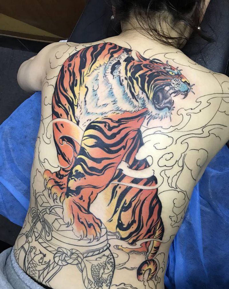 满背老虎纹身图片_背部臀部老传统新传统纹身图案