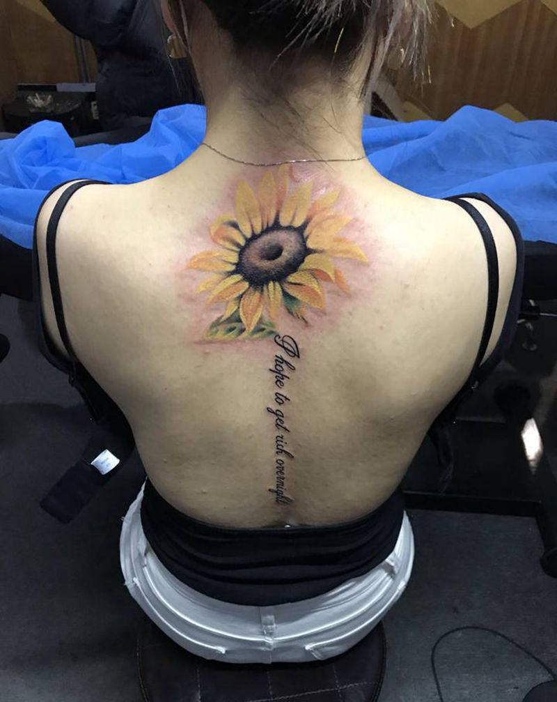 向日葵纹身图片_背部欧美写实花体字纹身图案