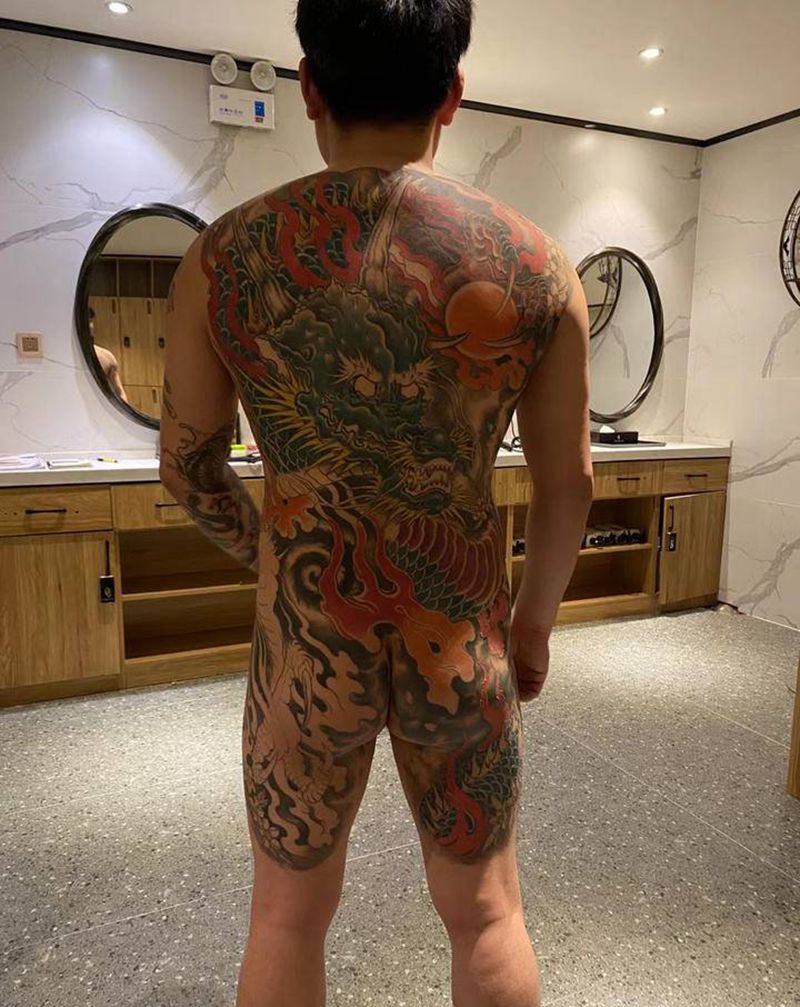 龙纹身图片_背部腿部新传统龙纹身图案