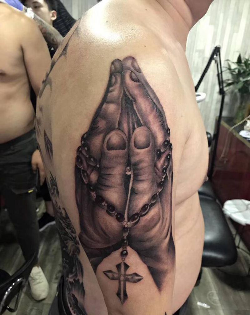 祈祷之手纹身图片_手臂纹身图案