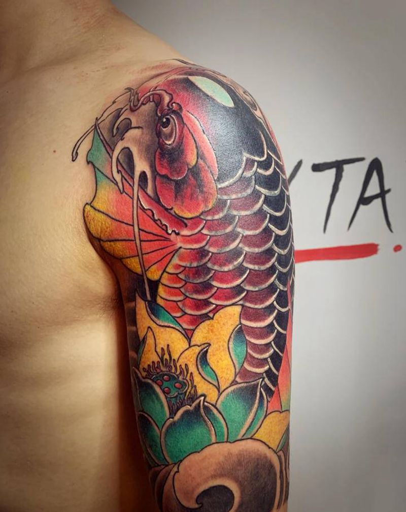 锦鲤遮盖纹身图片_肩部手臂新传统鲤鱼纹身图案