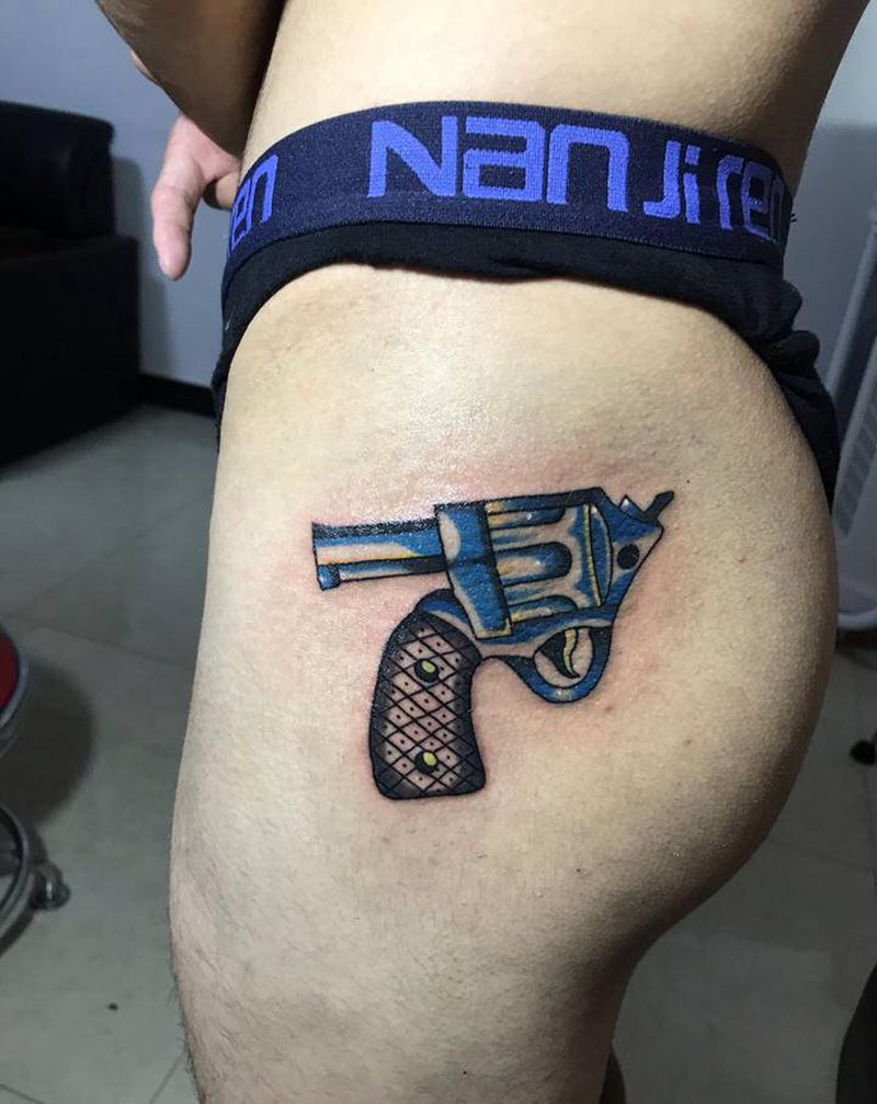 老欧美手枪纹身图片_臀部Old School纹身图案