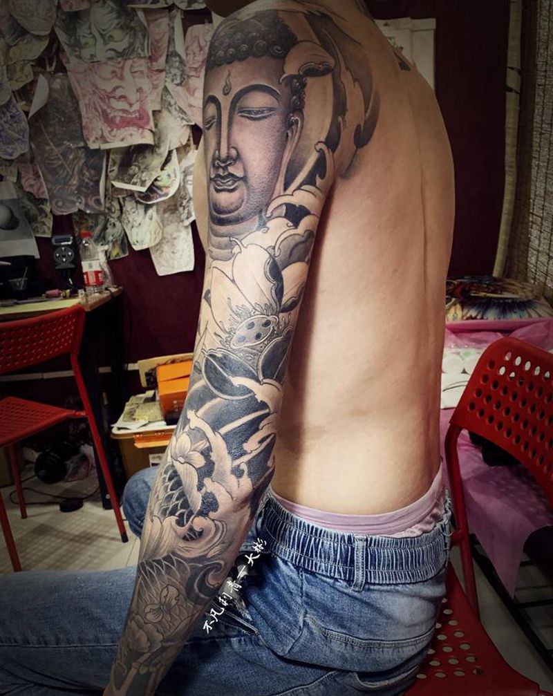 花臂纹身图片_手臂新传统佛锦鲤纹身图案