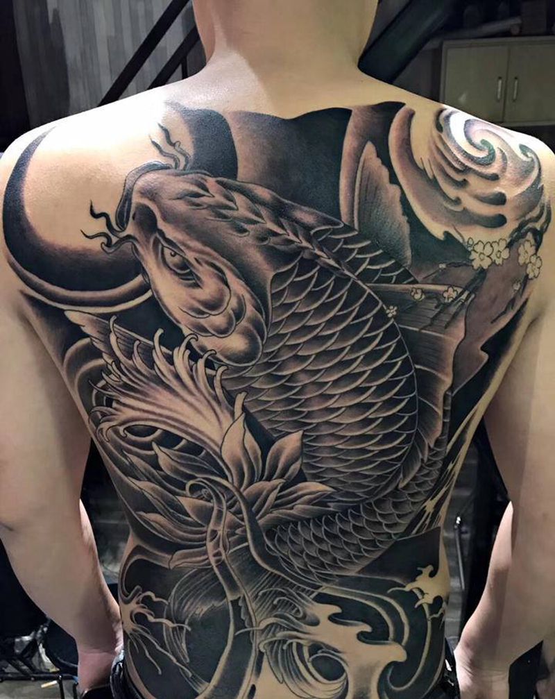 鲤鱼纹身图片_背部纹身图案
