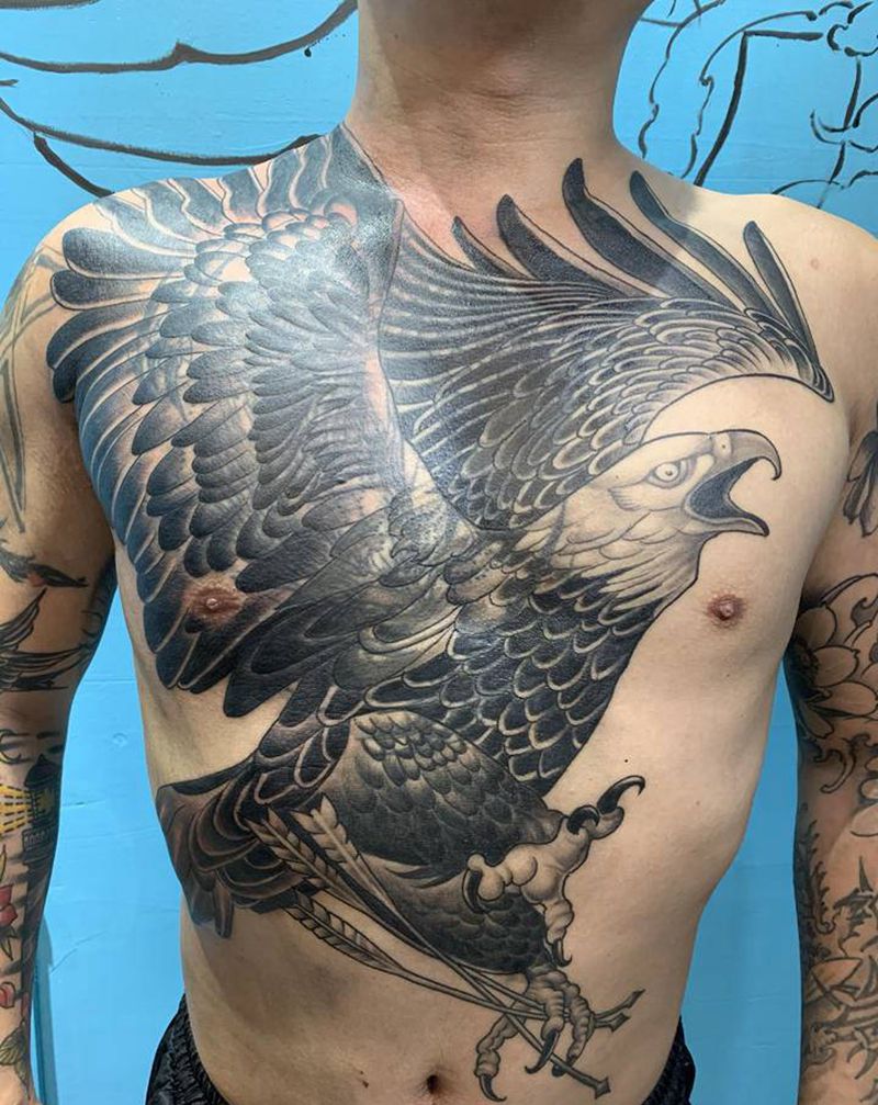 鹰，遮盖纹身图片_胸部腹部Old SchoolNew School遮盖纹身图案