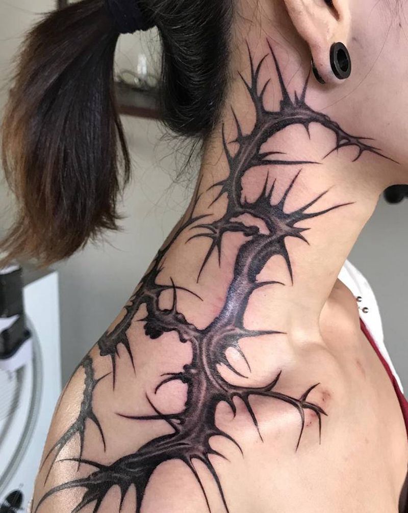 脖子荆棘纹身图片_颈部欧美写实纹身图案