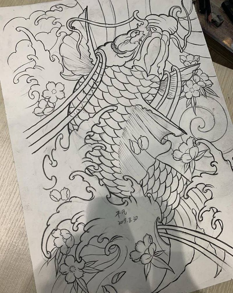满背锦鲤，设计到上身纹身图片_背部腰部新传统锦鲤满背鱼纹身图案