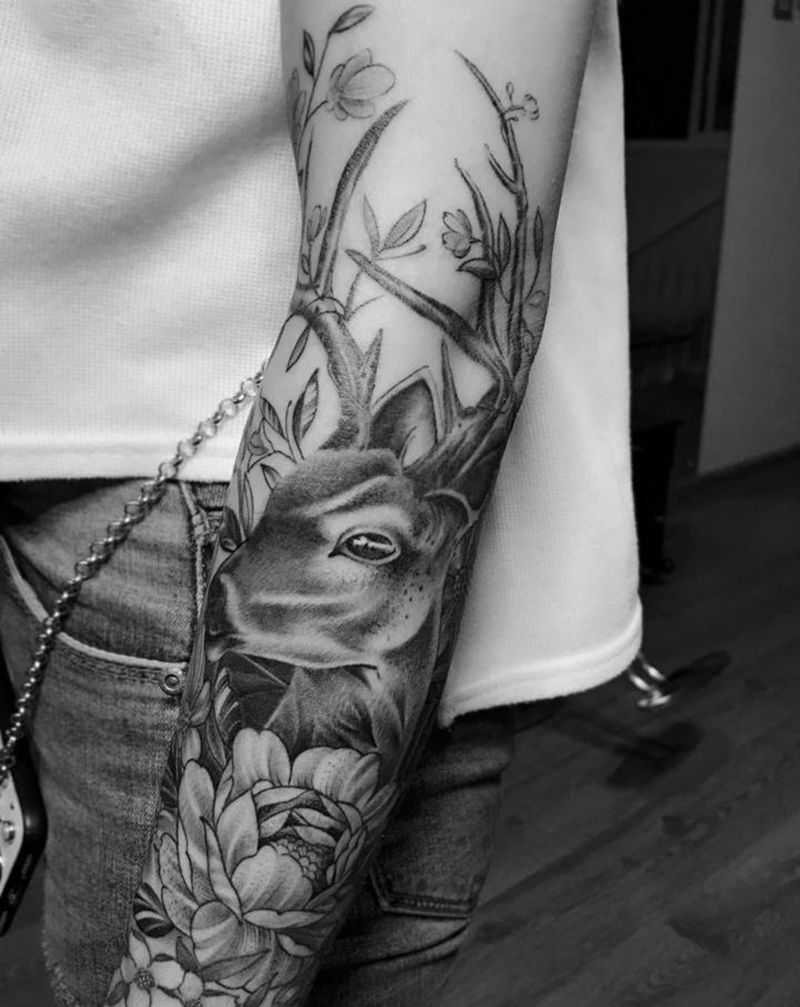 小臂素花鹿纹身图片_手臂欧美写实点刺素花鹿纹身图案