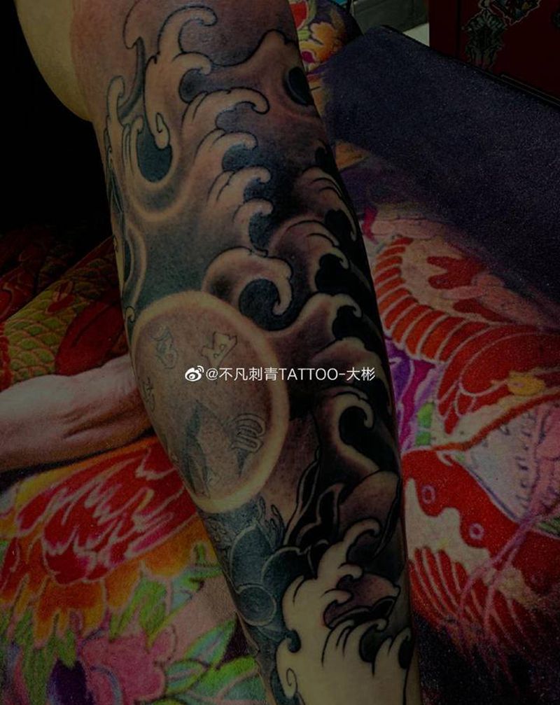 浪，浪，浪浪浪纹身图片_腿部新传统水浪，浪纹身图案