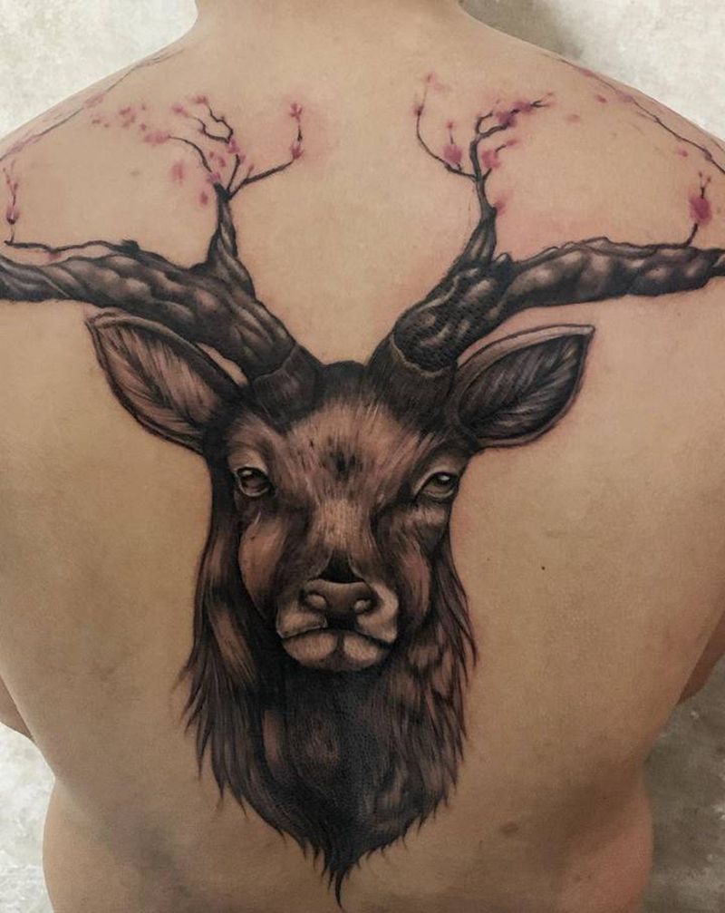 鹿纹身图片_背部纹身图案