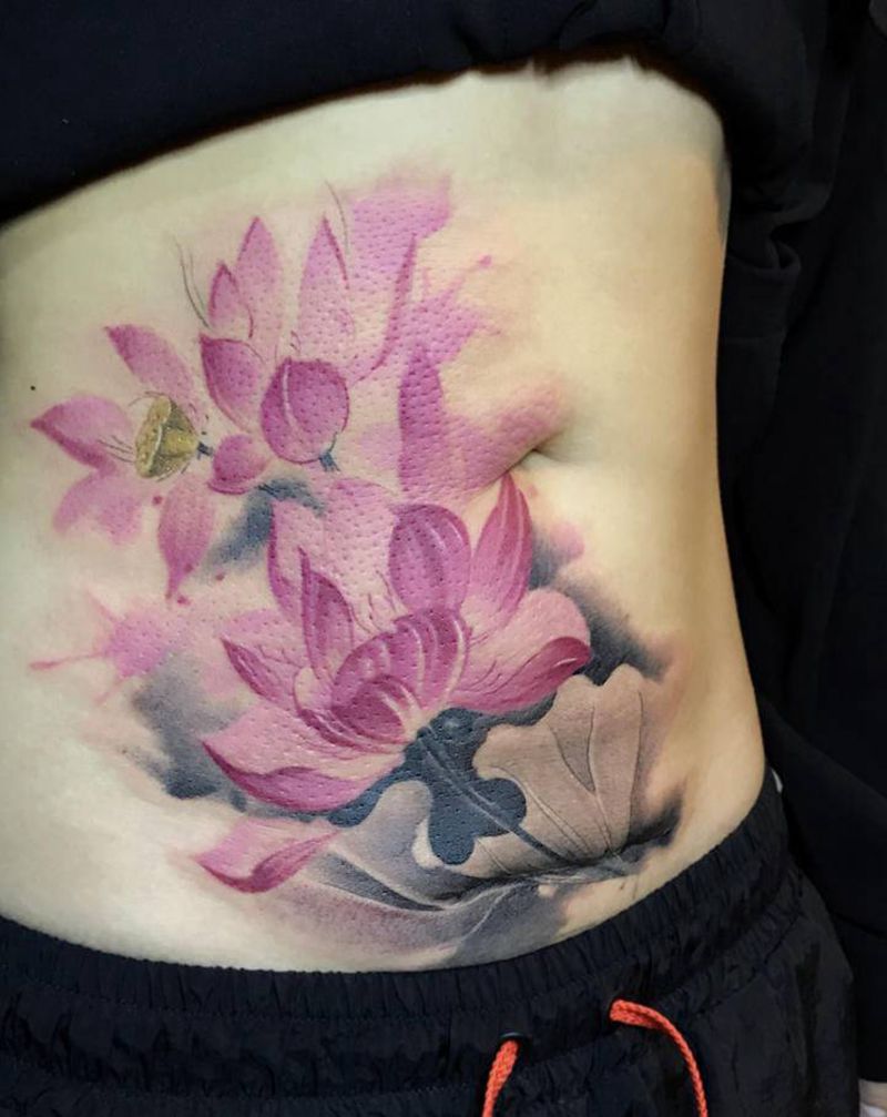 水墨荷花纹身图片_腹部水墨水彩荷花疤痕遮盖纹身图案