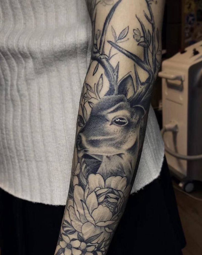 鹿素花纹身图片_手臂欧美写实点刺素花 鹿纹身图案