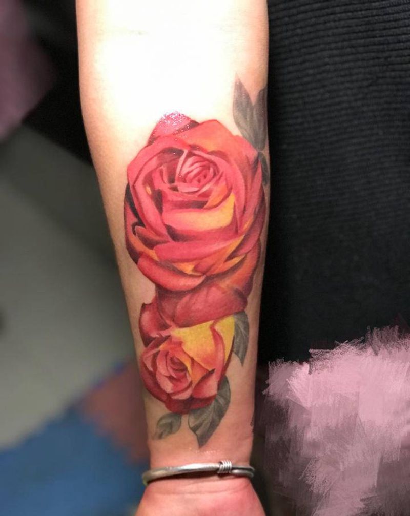 彩色玫瑰纹身图片_手臂欧美写实纹身图案