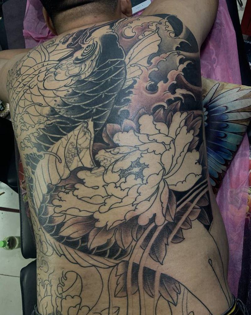满背锦鲤遮盖纹身图片_背部新传统老传统锦鲤，遮盖纹身图案