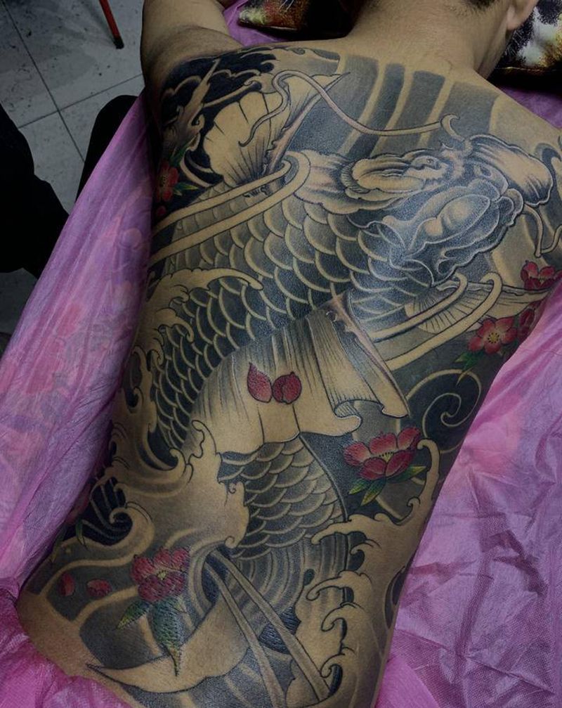 满背锦鲤纹身图片_背部新传统老传统满背鱼纹身图案