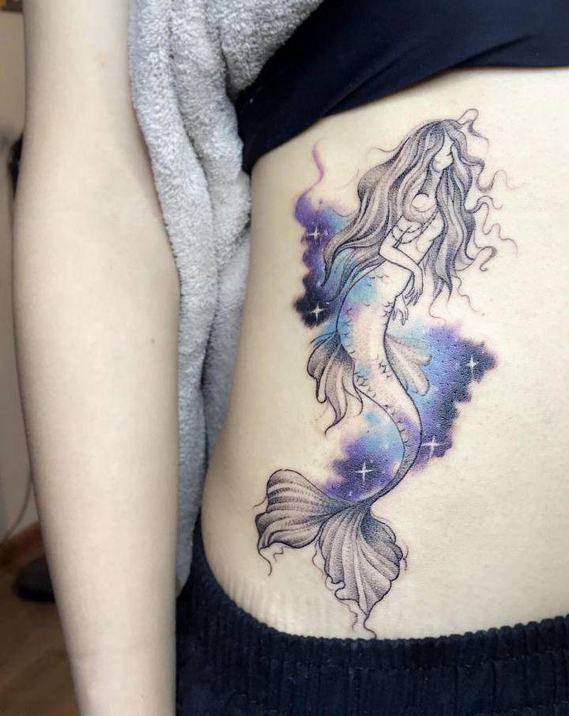 侧腰水彩美人鱼纹身图片_腰部水彩水墨美人鱼 水墨纹身图案