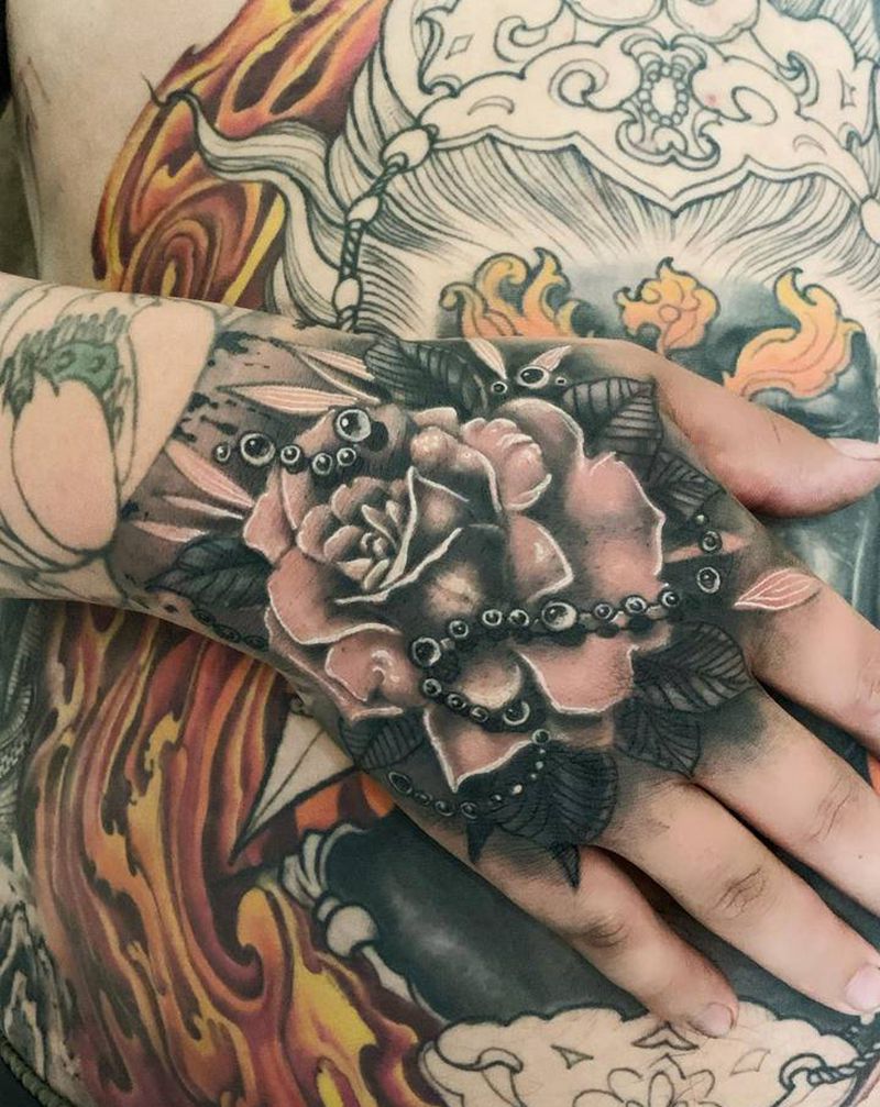 蔷薇纹身图片_手部欧美写实玫瑰纹身图案