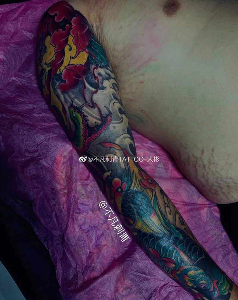 不凡绘·花臂纹身图片_手臂肩部新传统老传统花臂蛇牡丹鲤鱼纹身图案