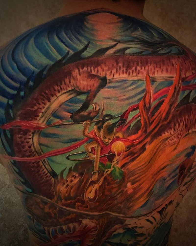 哪吒纹身图片_背部欧美写实水墨纹身图案