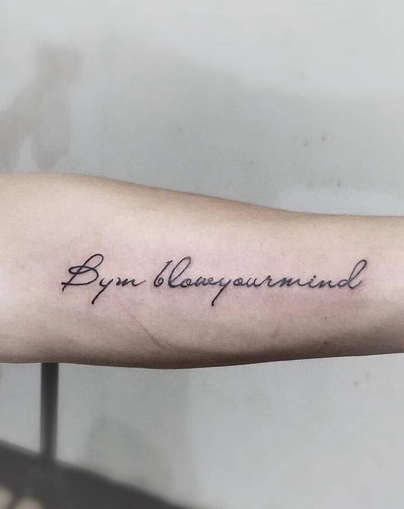 清新小图纹身图片_手臂花体字纹身图案