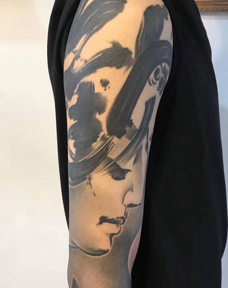 泼墨佛花臂纹身图片_手臂水墨水彩书法文字佛纹身图案