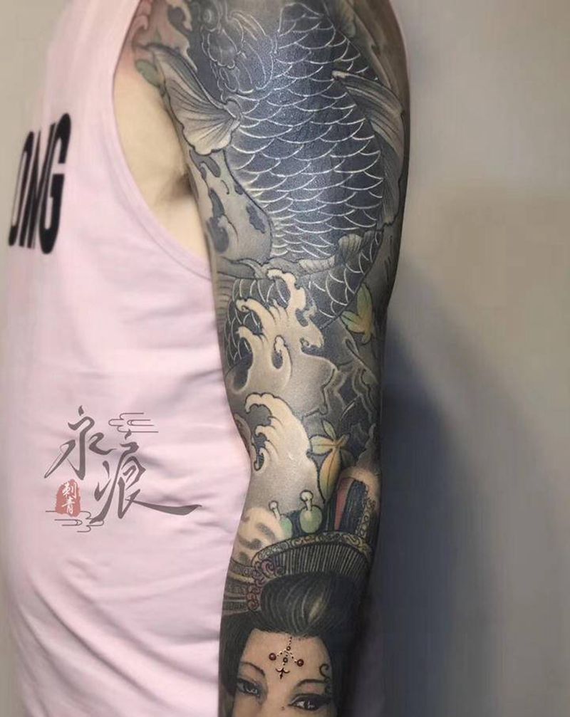 花臂恢复后纹身图片_手臂新传统鲤鱼艺妓纹身图案