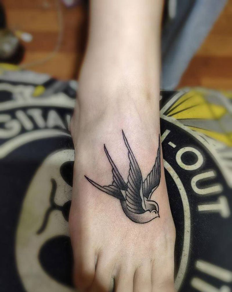 燕子纹身图片_脚部欧美写实纹身图案