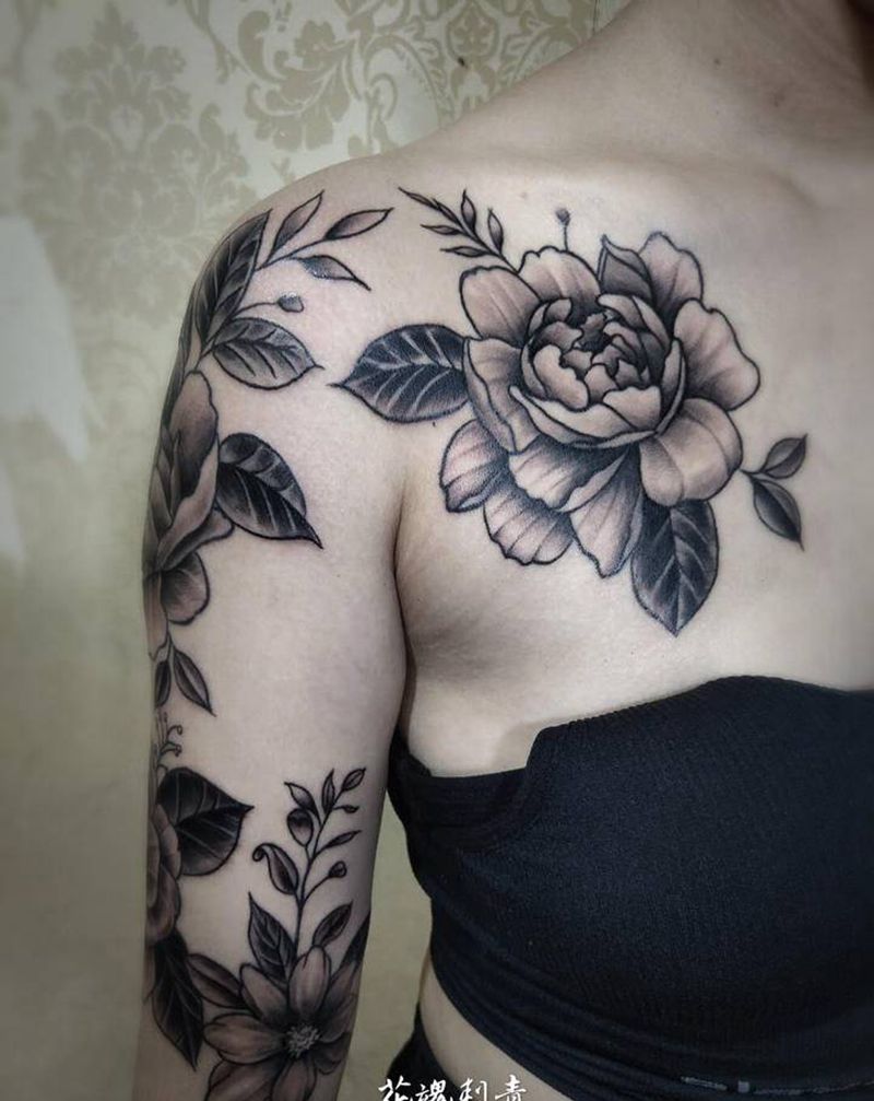 欧美花纹身图片_肩部胸部新传统欧美写实纹身图案