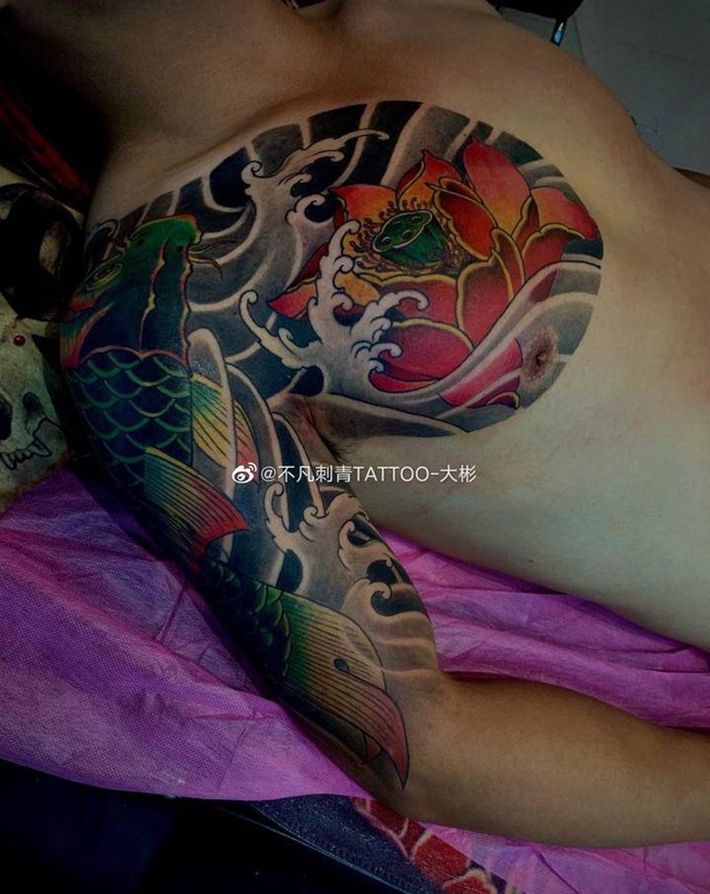 不凡·传统纹身图片_胸部肩部新传统老传统鲤鱼遮盖半胛纹身图案
