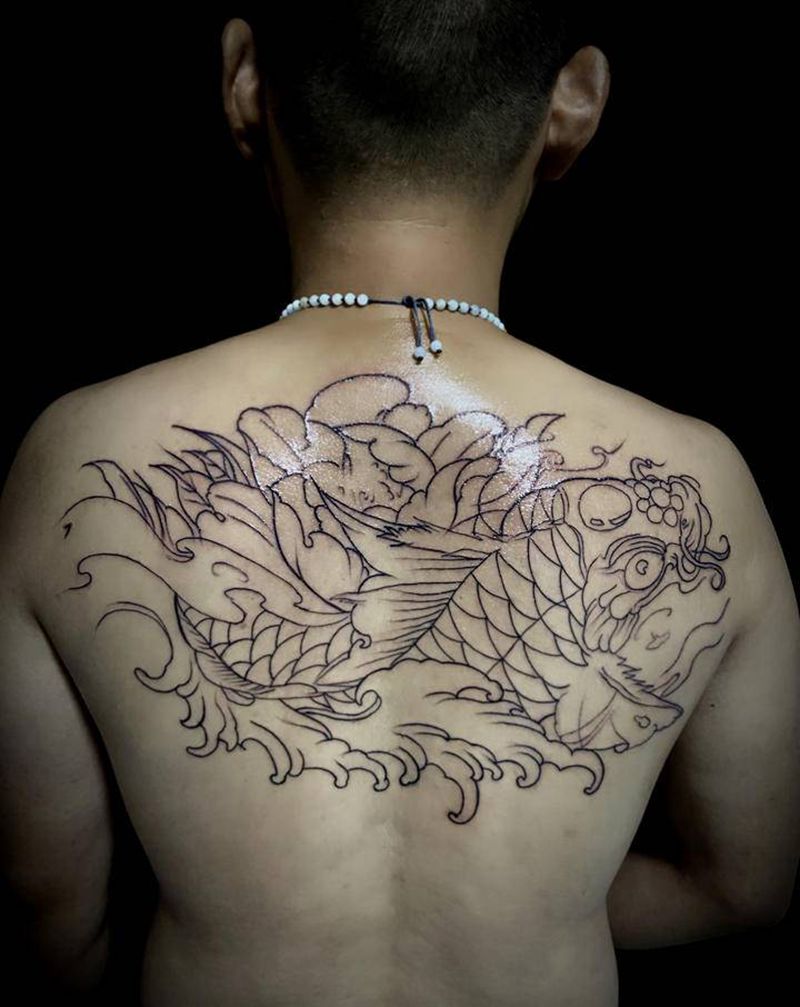 鲤鱼纹身图片_背部新传统上色待续纹身图案