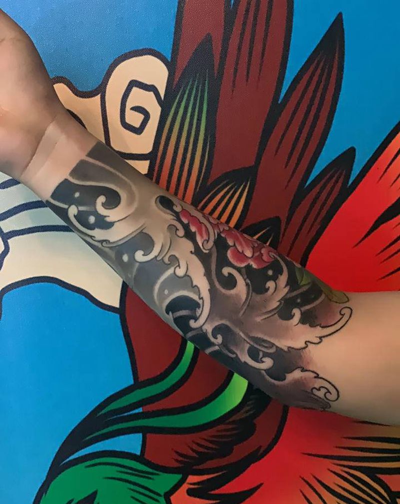 浪了一朵牡丹花纹身图片_手臂老传统新传统花臂牡丹浪花纹身图案