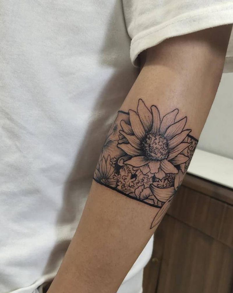 素花臂环纹身图片_手臂新传统欧美写实纹身图案