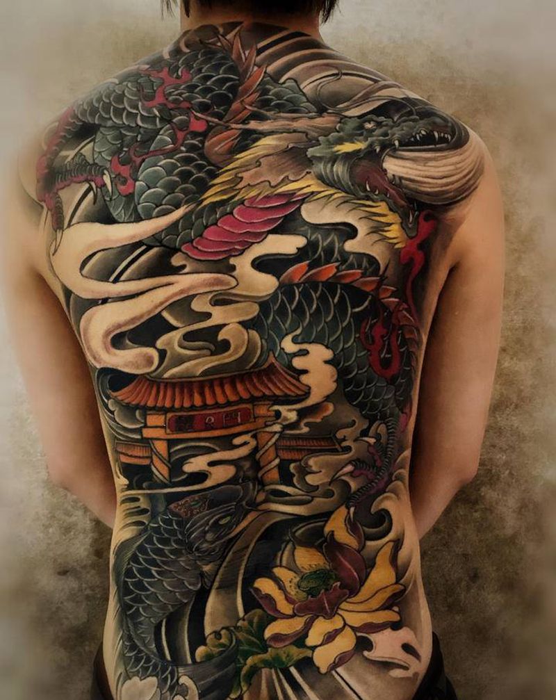 鲤鱼跃龙门纹身图片_背部新传统龙 鱼 莲花纹身图案