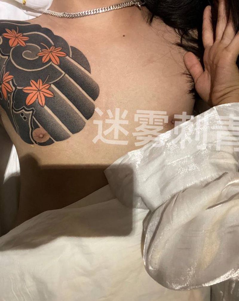 半甲纹身图片_胸部纹身图案