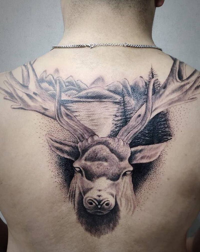鹿纹身图片_肩部背部新传统欧美写实纹身图案