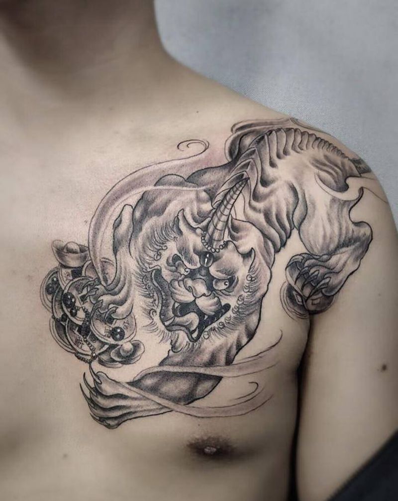 过肩貔貅纹身图片_肩部胸部纹身图案