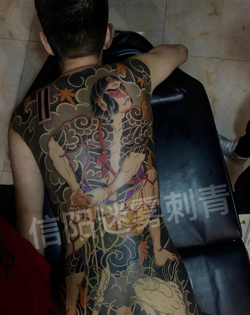 满背纹身图片_背部纹身图案