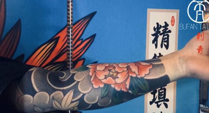 花臂纹身图片_手臂老传统牡丹  花臂花臂日式纹身图案