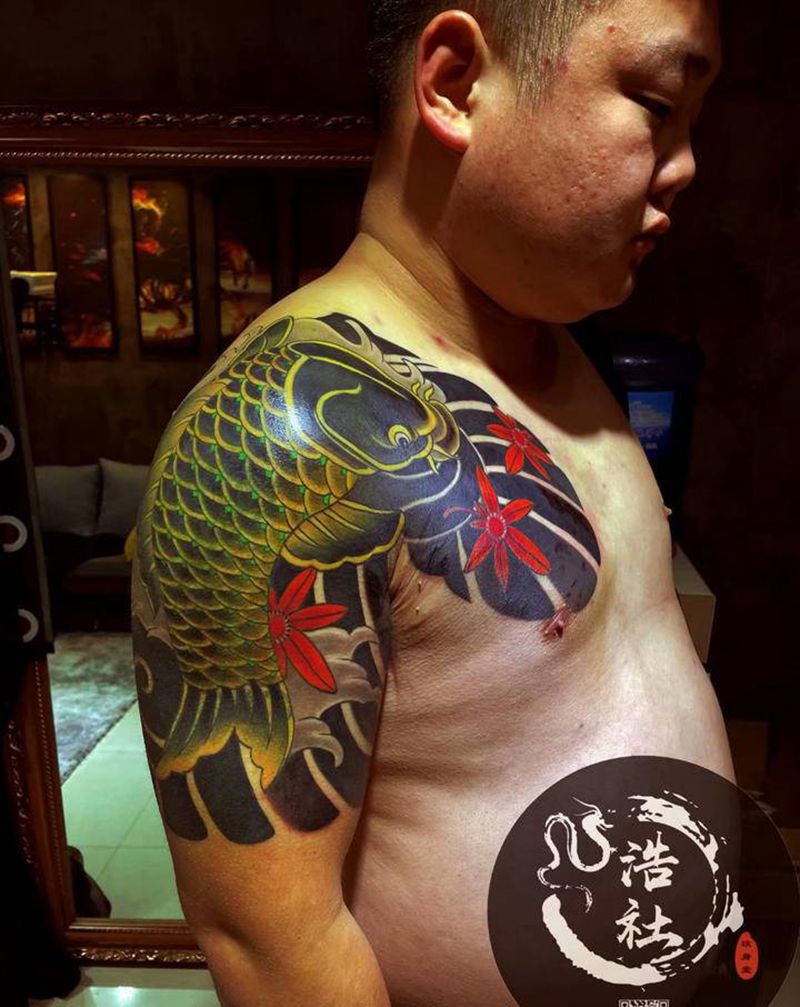 遮盖失败纹身《老传统彩色鲤鱼》纹身图片_肩部手臂老传统鱼枫叶纹身图案