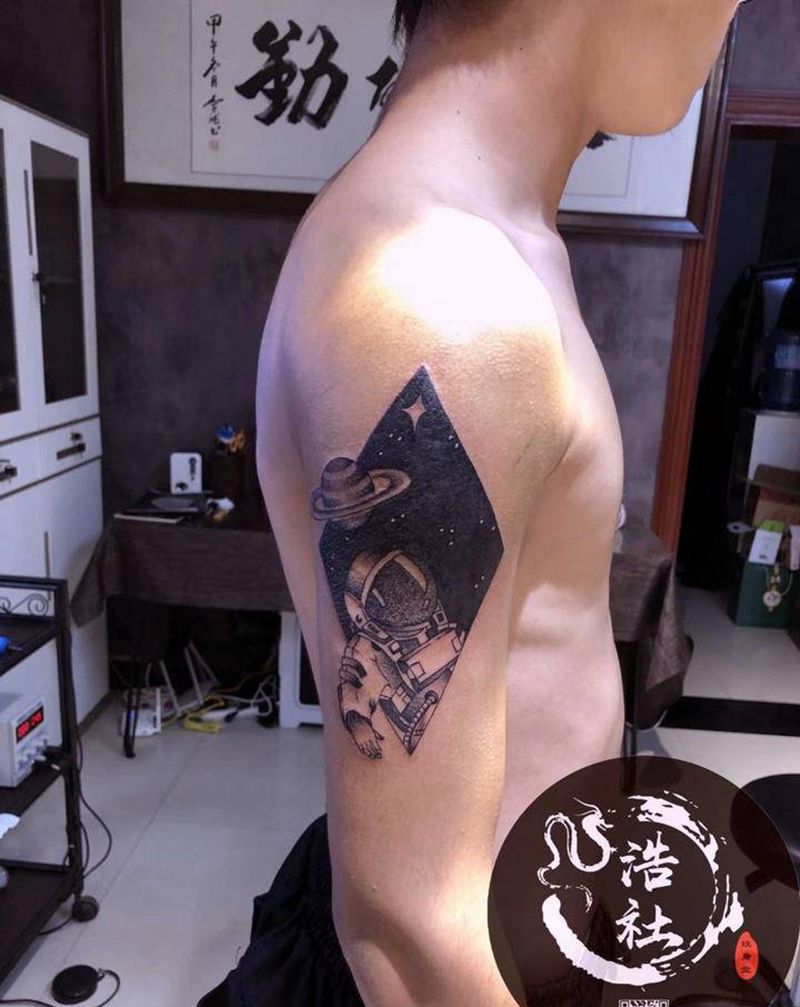 宇航员纹身图片_肩部点刺宇航员纹身图案