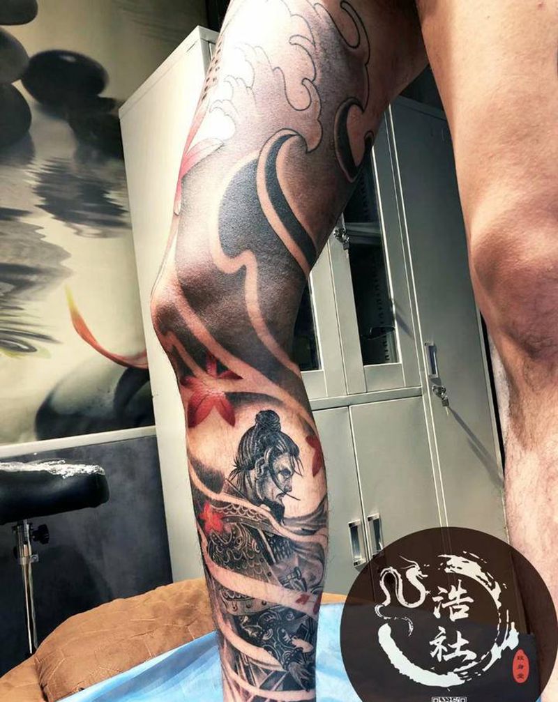 日面鬼铠纹身图片_腿部新传统鬼面铠纹身图案