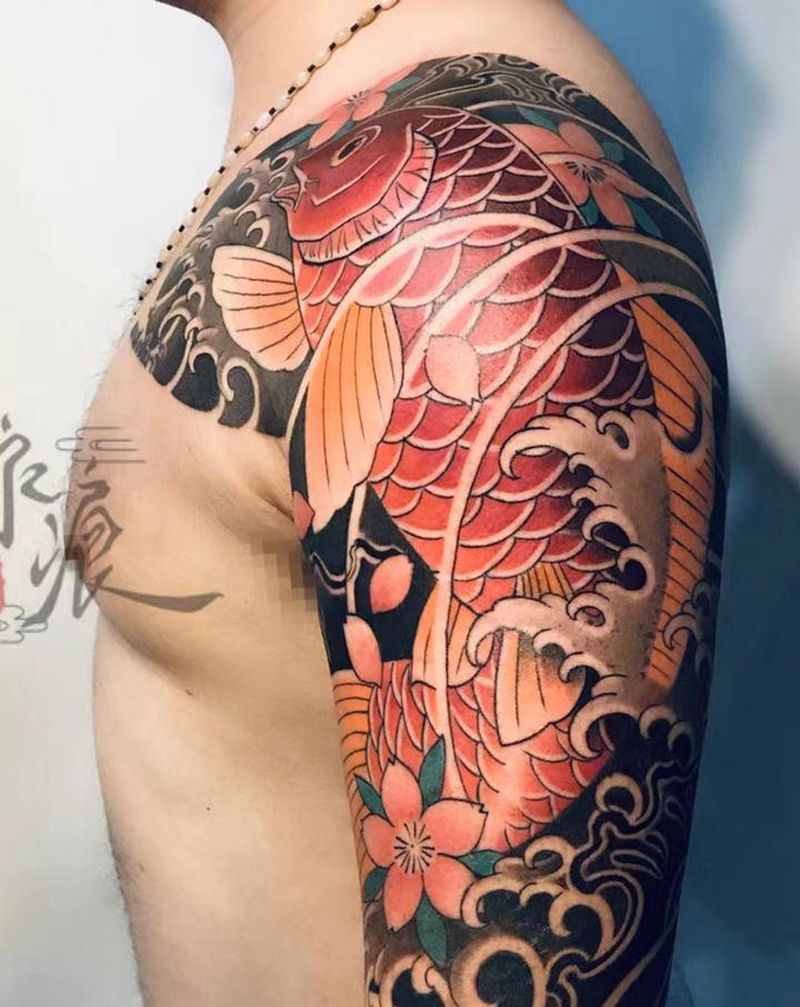 传统鲤鱼半甲纹身图片_手臂胸部老传统半甲鲤鱼日式纹身图案