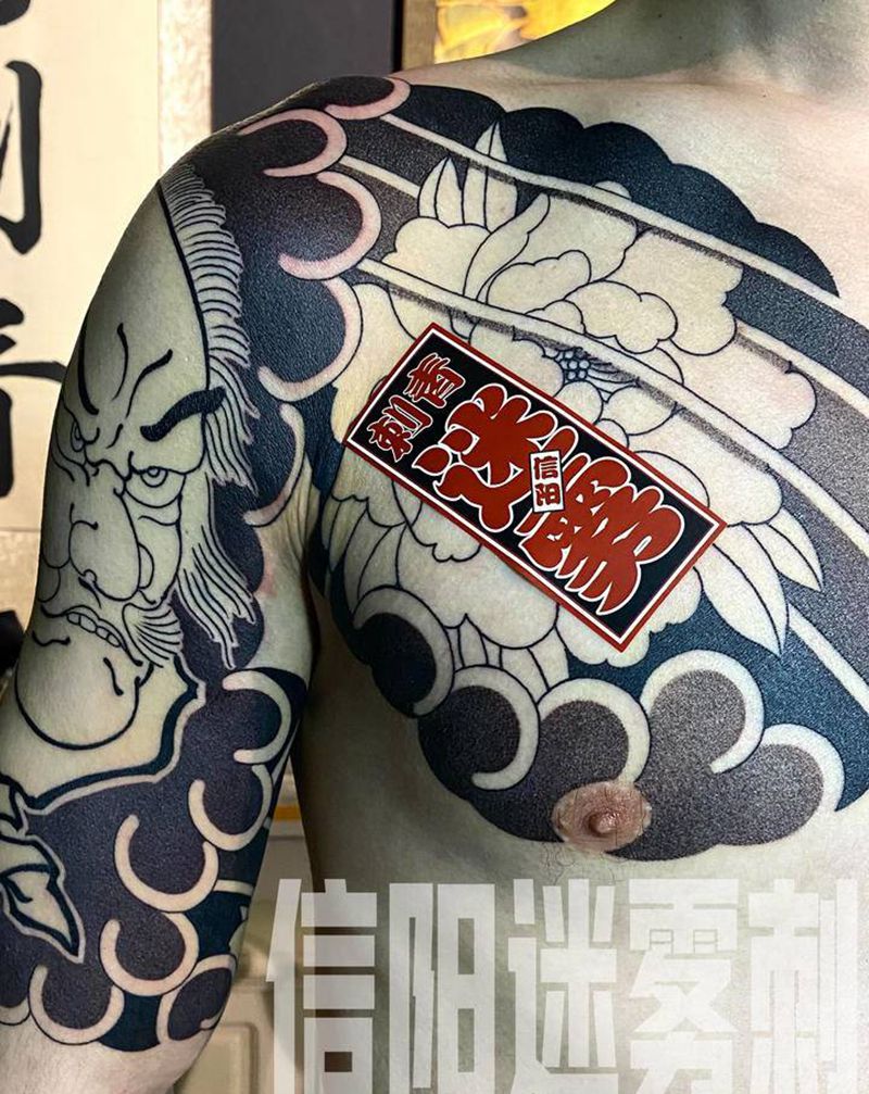 半甲纹身图片_胸部老传统纹身图案