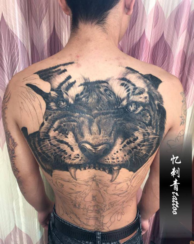 写实老虎骷髅纹身图片_背部欧美写实纹身图案