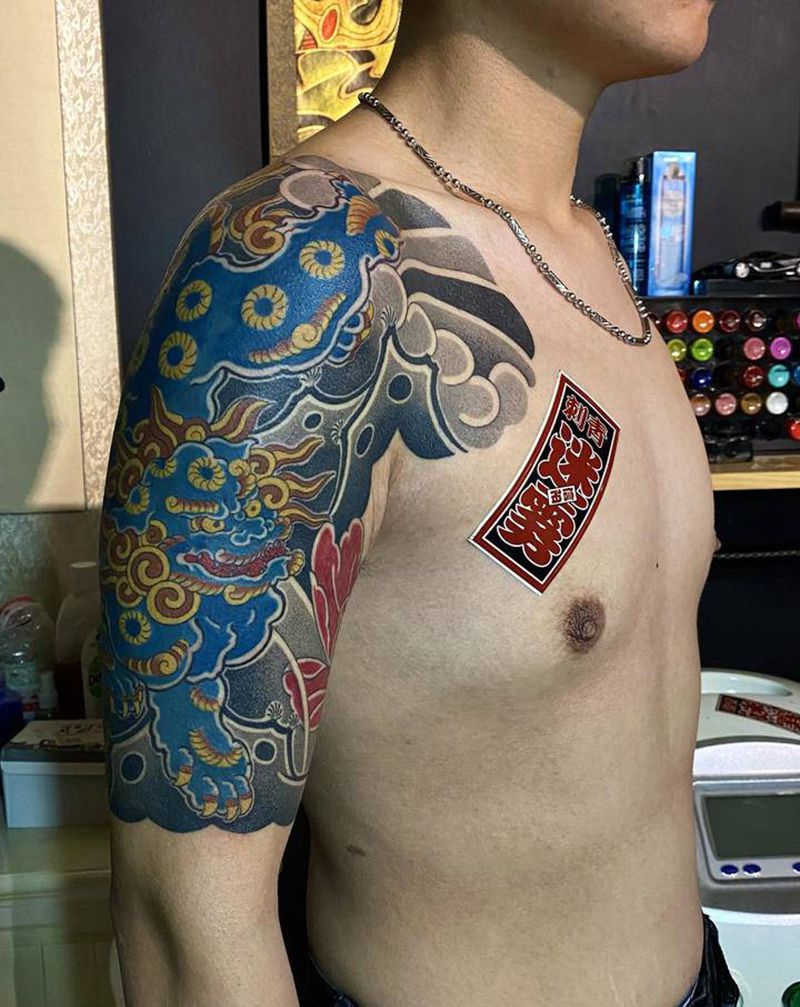 小半甲纹身图片_肩部胸部纹身图案